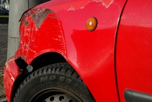 Automat na květiny v Rousínově skončil pod koly auta. Policisté hledají svědky Automat na květiny v Rousínově skončil pod koly auta. Policisté hledají svědky