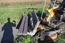 Opilý mladík na Vyškovsku ukradl traktorovou sekačku. Projížďku zakončil nárazem do lavičky