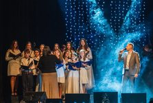 OBRAZEM: Vánoční koncert Martina Křížky a jeho přátel rozezpíval Slavkov u Brna