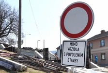 Oprava průtahu v Dražovicích má zpoždění. Stavební práce se protáhnou o měsíc